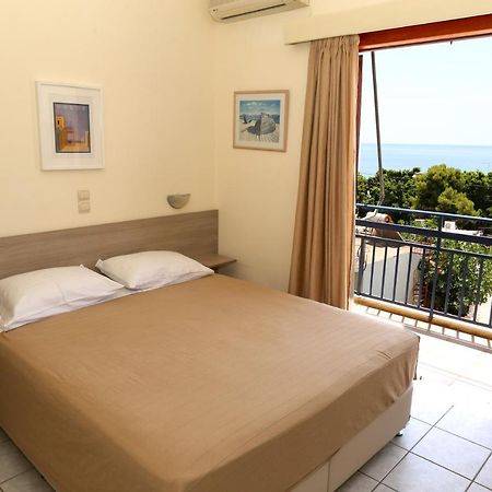Hotel Karyatides Agia Marina  エクステリア 写真