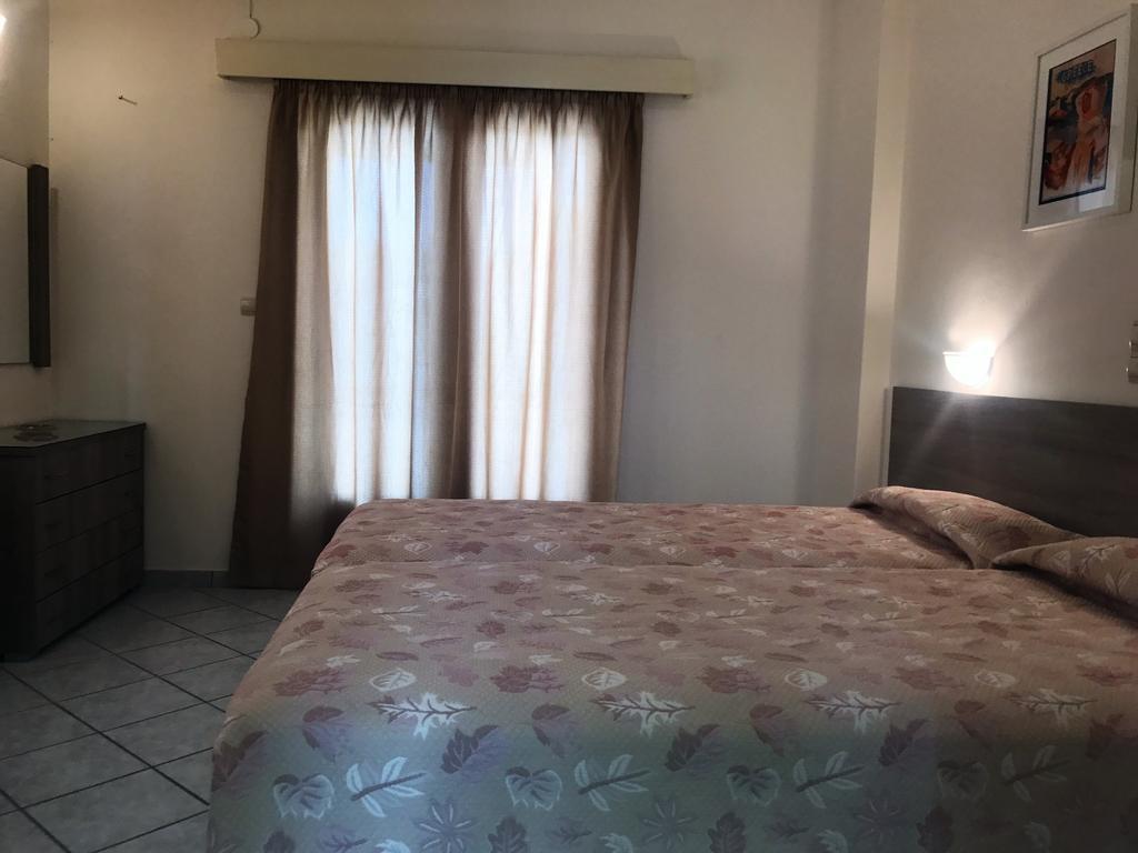 Hotel Karyatides Agia Marina  エクステリア 写真