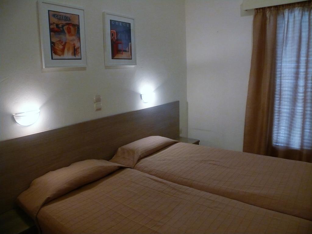 Hotel Karyatides Agia Marina  エクステリア 写真