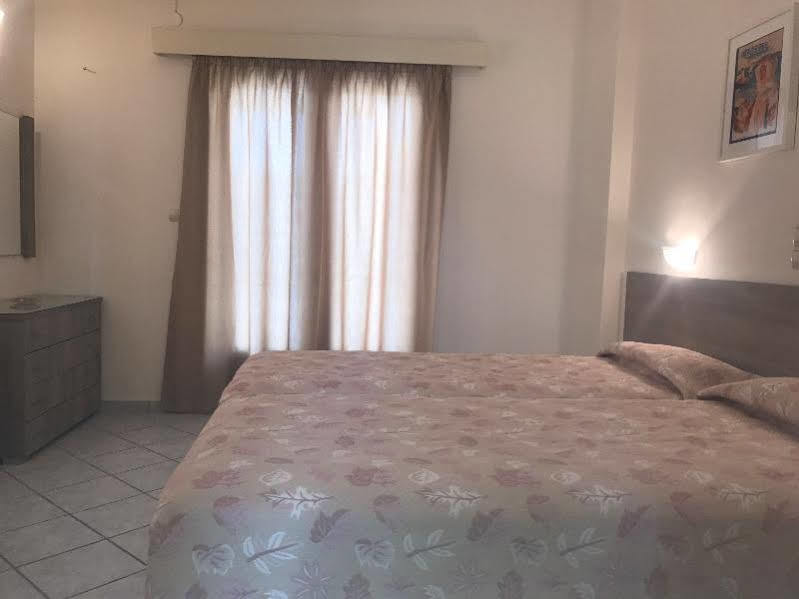 Hotel Karyatides Agia Marina  エクステリア 写真
