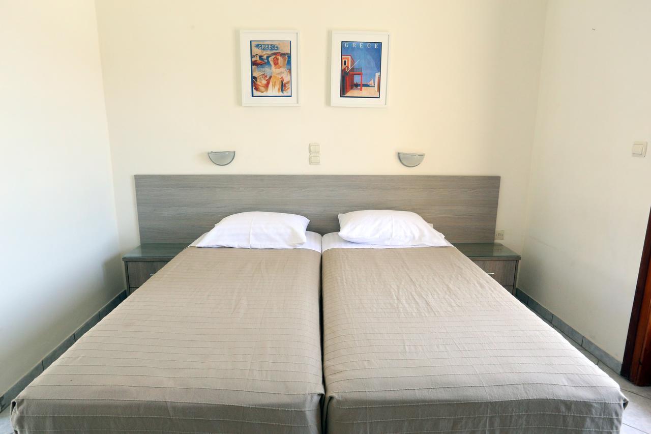 Hotel Karyatides Agia Marina  エクステリア 写真