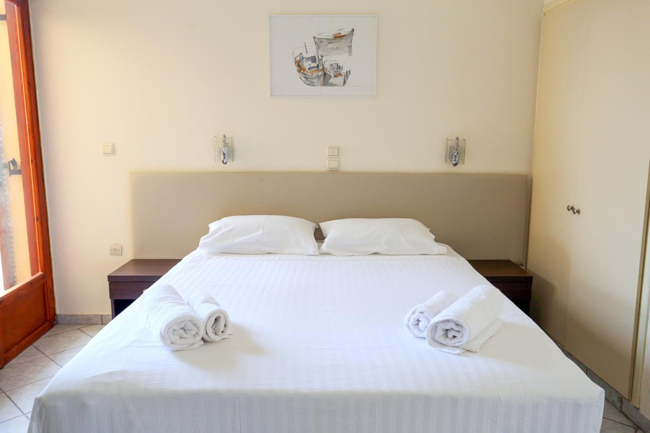 Hotel Karyatides Agia Marina  エクステリア 写真
