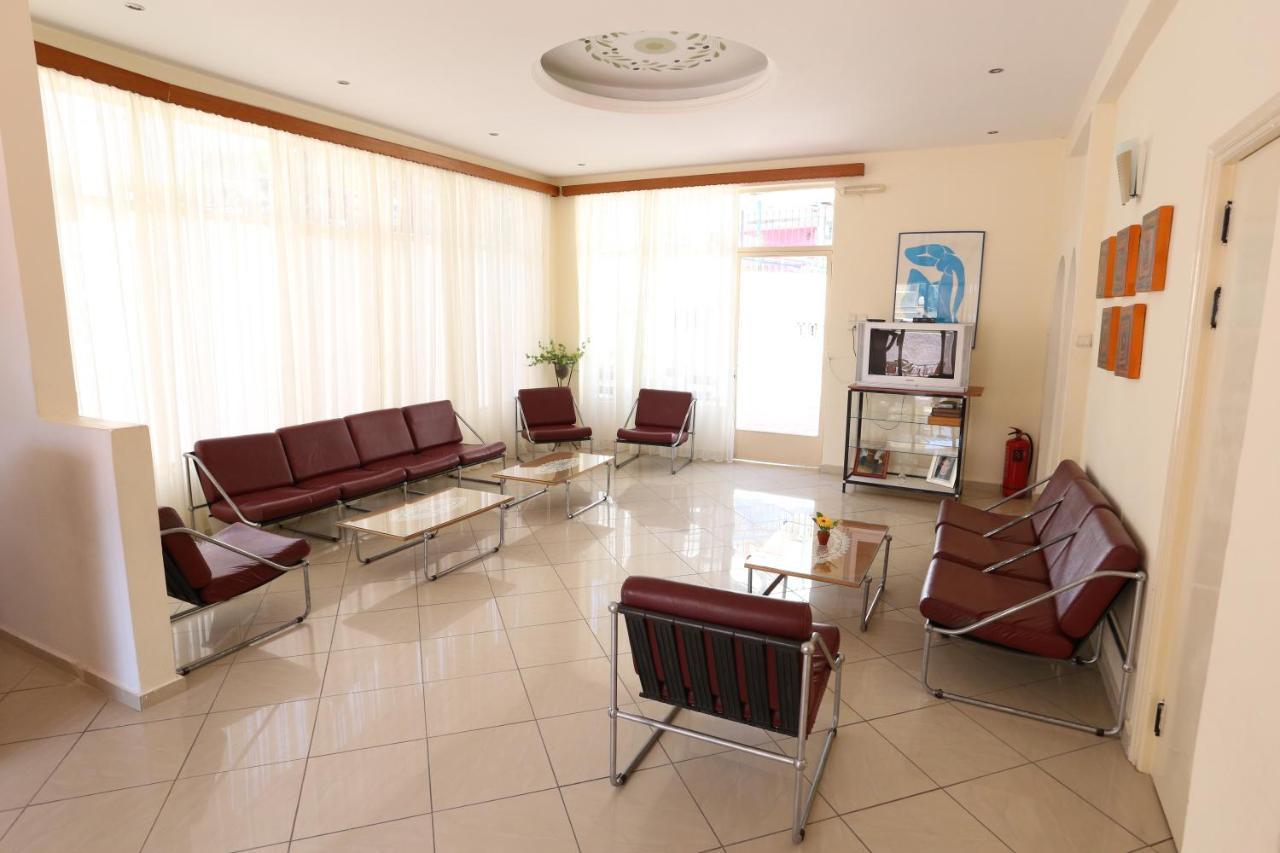 Hotel Karyatides Agia Marina  エクステリア 写真