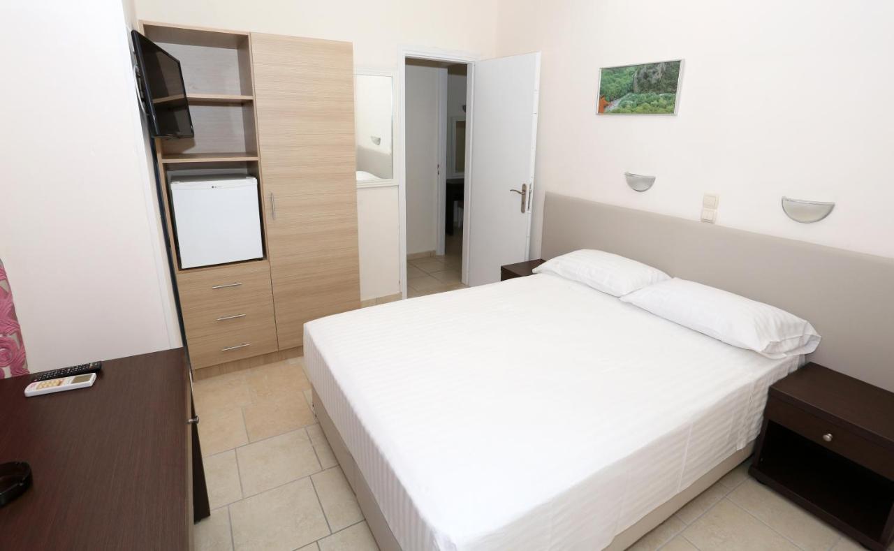 Hotel Karyatides Agia Marina  エクステリア 写真