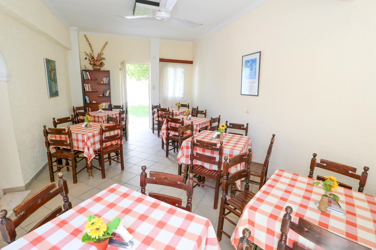 Hotel Karyatides Agia Marina  エクステリア 写真