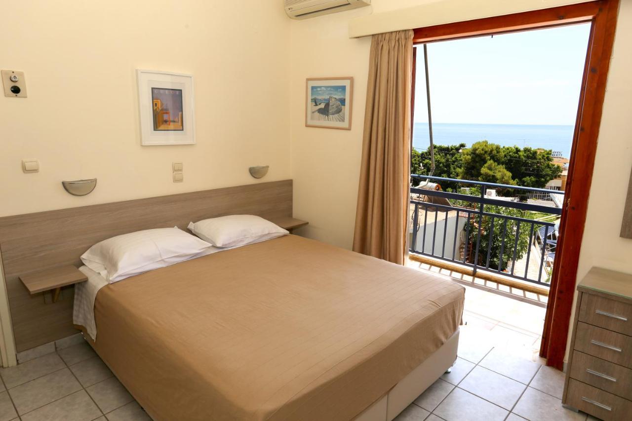 Hotel Karyatides Agia Marina  エクステリア 写真