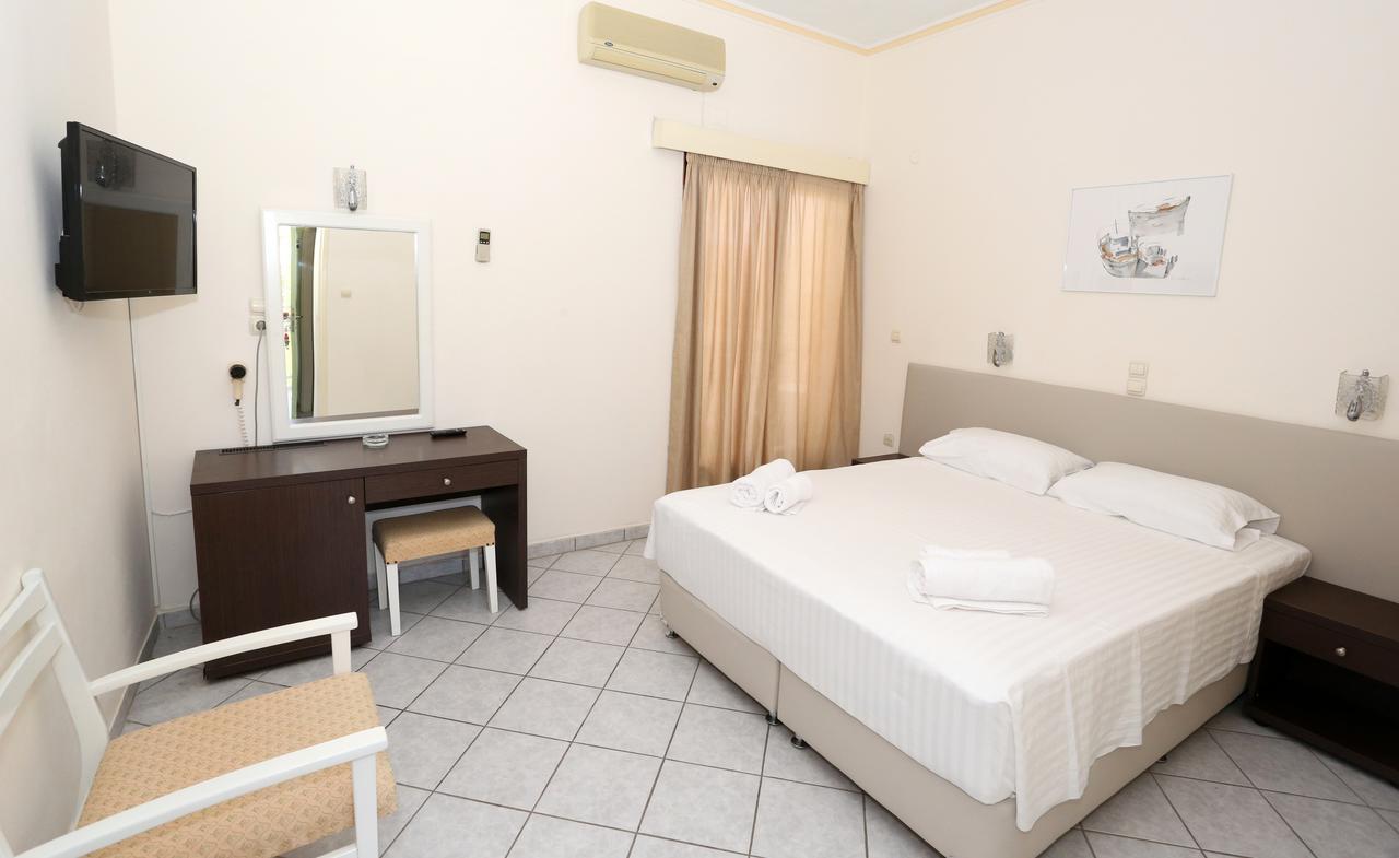 Hotel Karyatides Agia Marina  エクステリア 写真