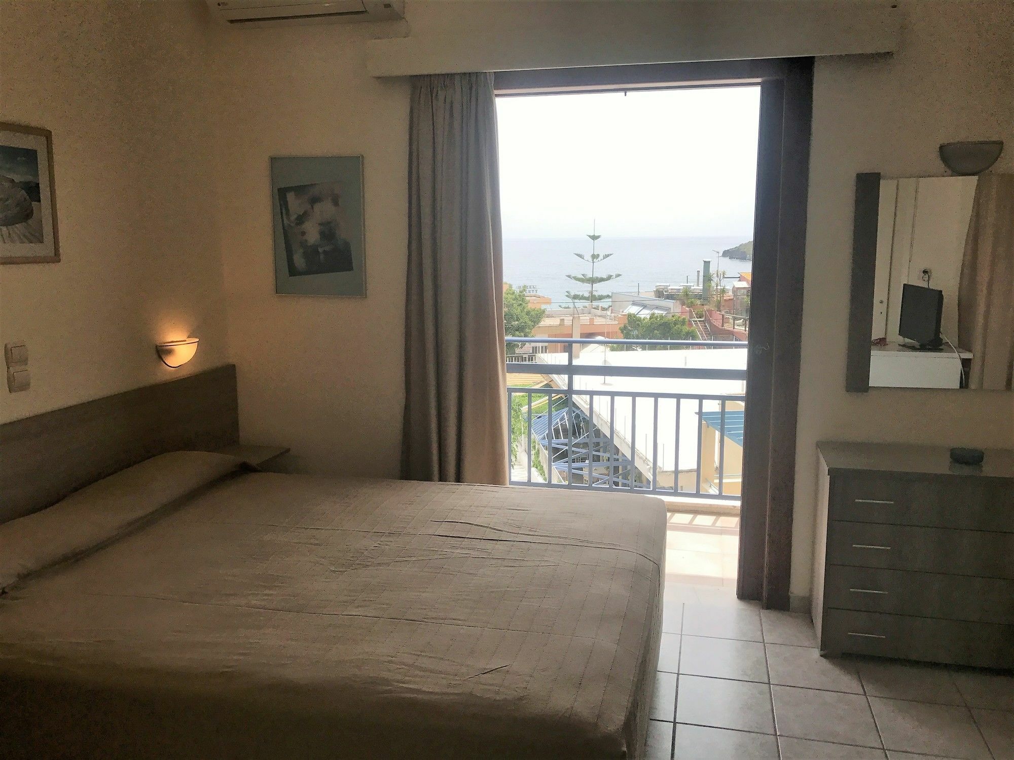 Hotel Karyatides Agia Marina  エクステリア 写真