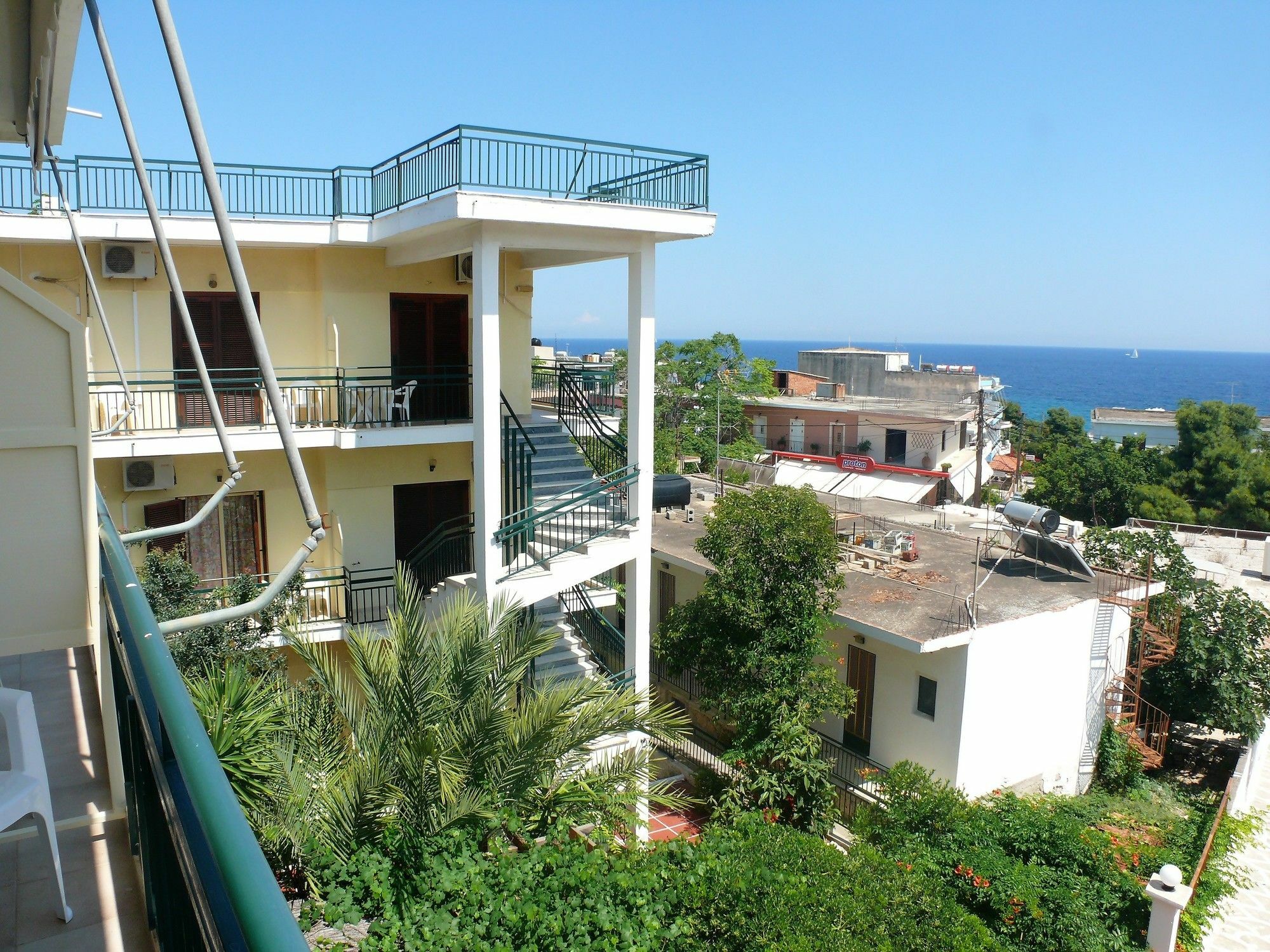 Hotel Karyatides Agia Marina  エクステリア 写真