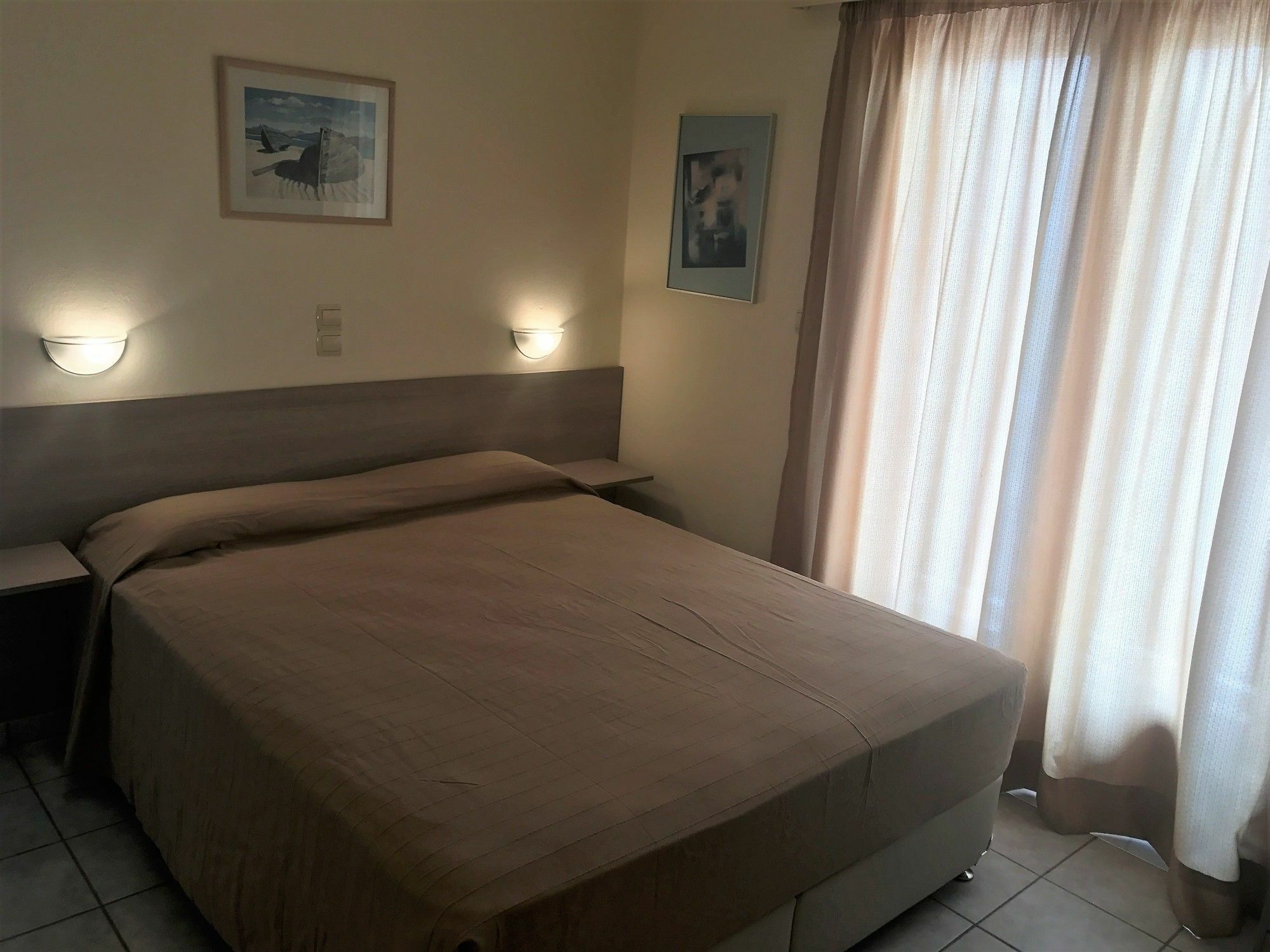Hotel Karyatides Agia Marina  エクステリア 写真