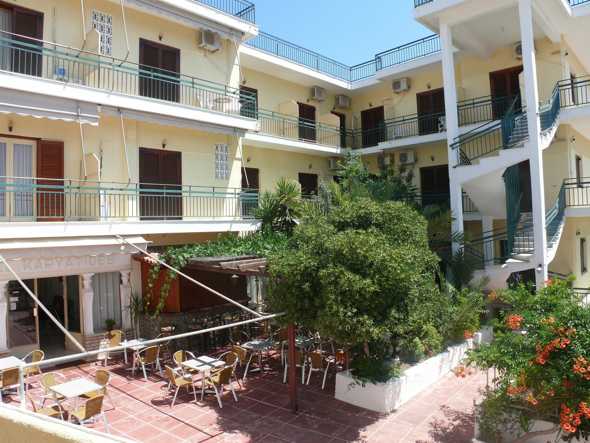 Hotel Karyatides Agia Marina  エクステリア 写真